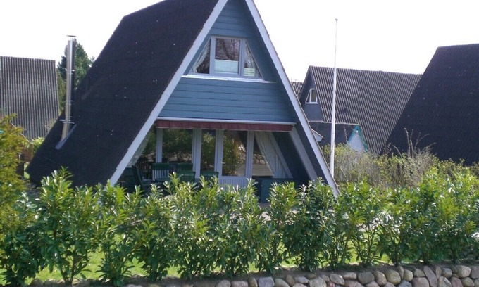 Damp House | Beachfront Retreat: Top Furnishings & Guest Rated 9.8