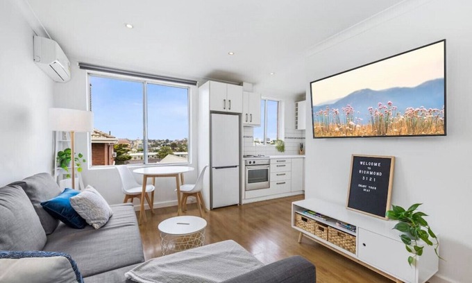 Richmond Apartment | Premier One Bedroom Apartment with MCG Views & Breakfast