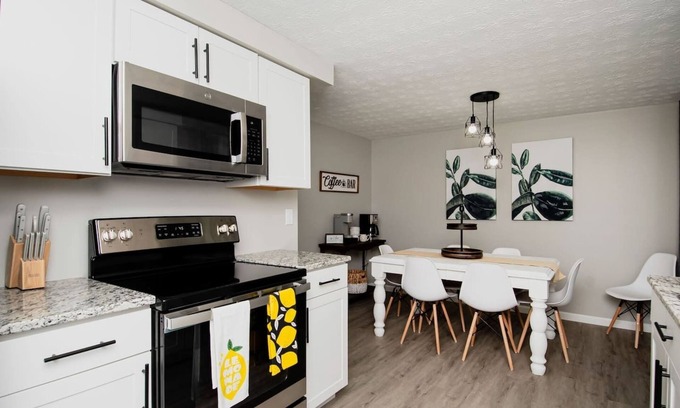 Huber Heights House | Pet-Friendly Modern Ranch Near Downtown & Airport, Rated 10/10