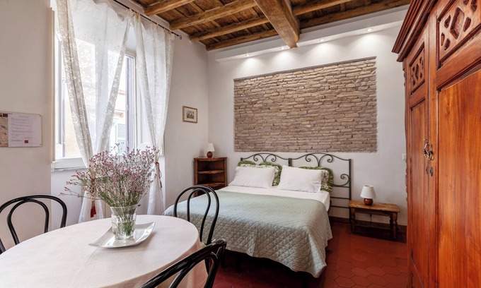 Rione V Ponte Apartment | Historic Stay Near Piazza Navona with WiFi & Pet-Friendly