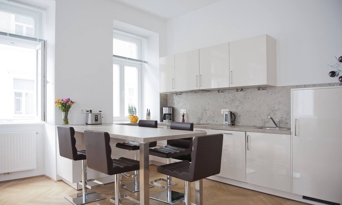 Margareten Apartment | Prime Location: Sunny Apartment with Spa and 2 Bathrooms