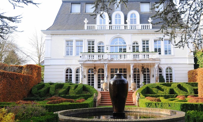Braunsfeld Villa | Unmatched Comfort at Paladio Villa: Penthouse for 8 in Köln