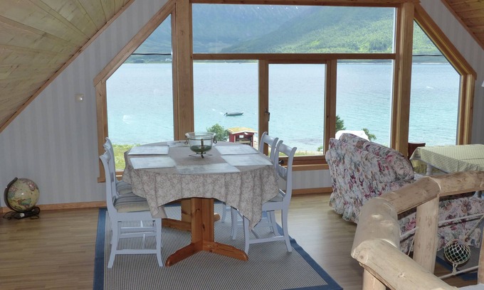 Kvaefjord Municipality House | Modern Holiday House by the Sea with Pool & Ocean Views