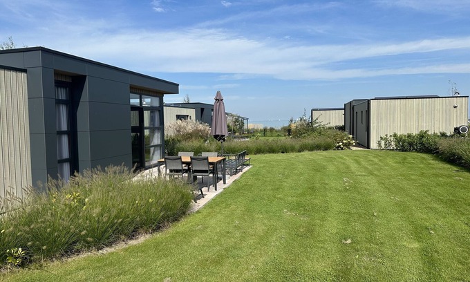 Enkhuizen House | Modern Chalet Meerzeit: Garden Oasis by Ijsselmeer