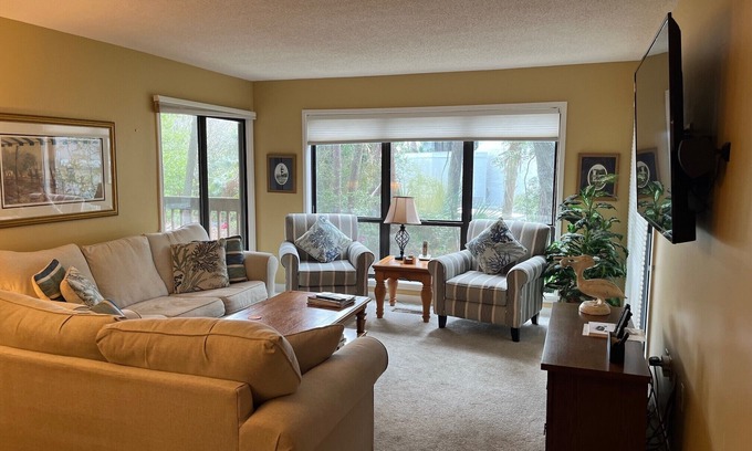 Palmetto Dunes Condo | Pet-Friendly Condo Near the Beach with Pool & Ocean View