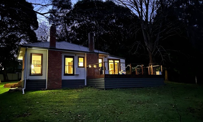Warburton House | Top of Ferndale: Guest Rated 10/10 with Pool and Breakfast
