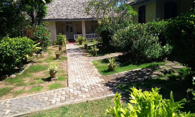 Weligama House | Colonial Villa with Tropical Garden and Oceanfront Pool