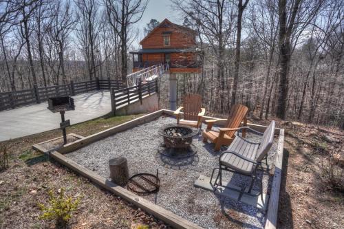 Cleveland House | Premier Treehouse Retreat Near Helen, Georgia with Hot Tub