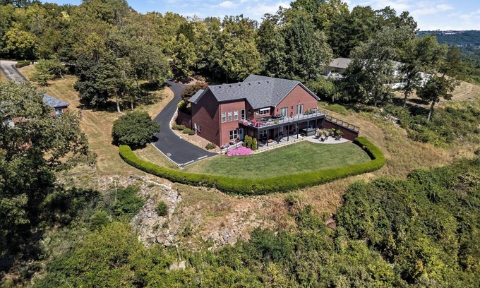 Frankfort Apartment | Unforgettable Stay at Top of the Rock with Hot Tub & EV Charger