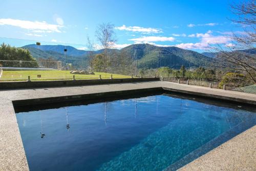 Bright House | Discover Top Of The Town with Poolside Relaxation