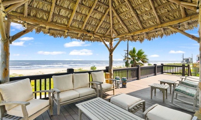 Crystal Beach House | Ideal 4 Bedroom Getaway with Spa and Pet-Friendly Options
