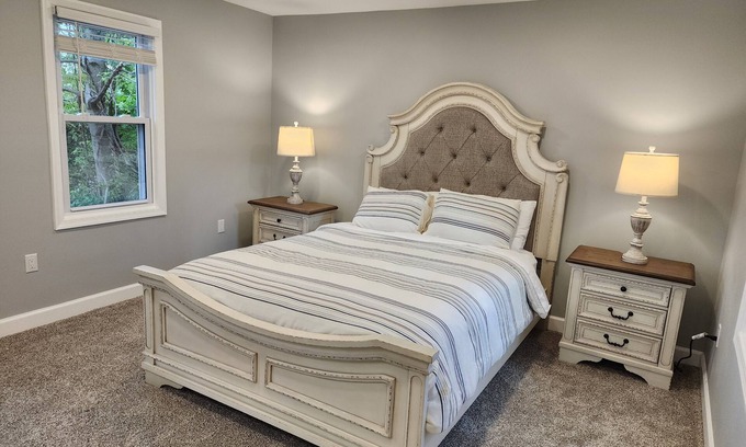 Roanoke House | Ideal Guest House: Peaceful Retreat with Breakfast & Kitchen