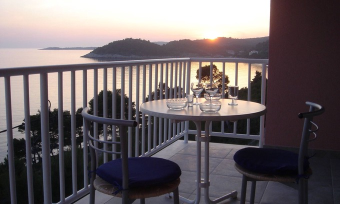 Blato Apartment | Seaside Studio for 2-3 with Ocean View & Boat Mooring