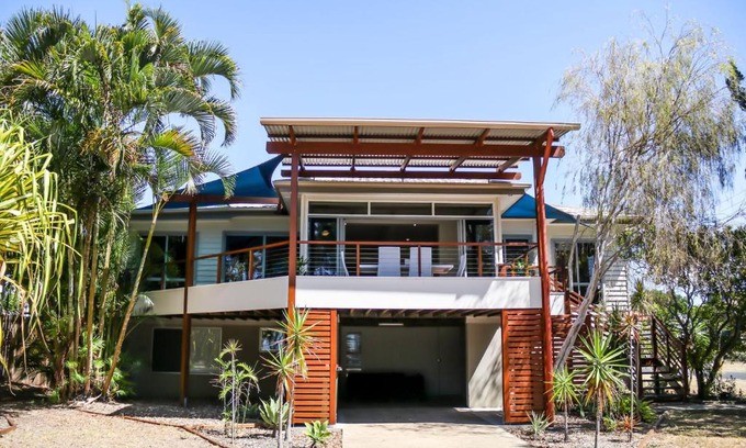 Urangan House | Pet & Child Friendly Retreat: Experience Top Tier Comfort