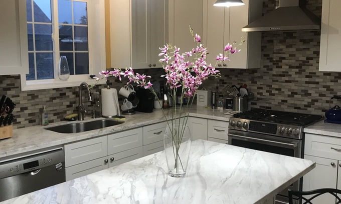 Alameda House | Elegant Victorian Flat Steps from Downtown - Family Friendly