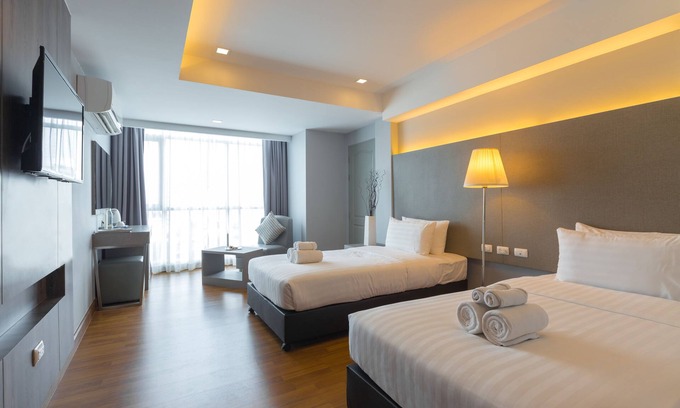 Ban Thung Sukla Hotel | Enjoy Scenic Views at Top View Hotel with Pool & Dining