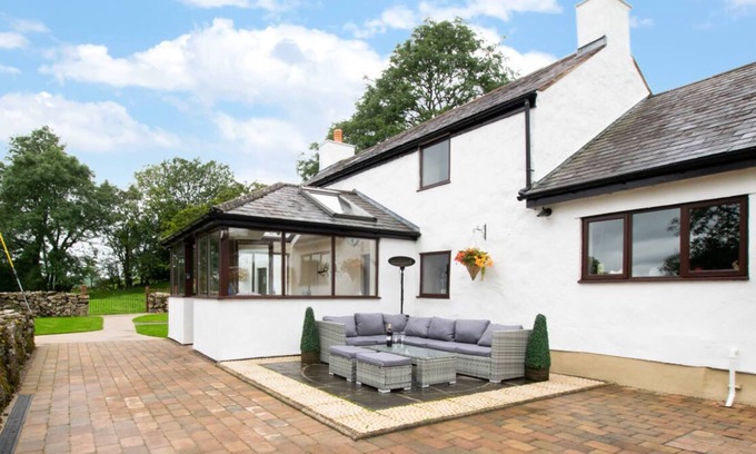 Mold House | Top Y Nant in Llanarmon-yn-Ial