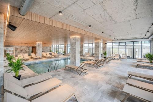 Mamaia-Sat Apartment | Topaz 103 Apartment in Odyssey Spa&Pool-parking