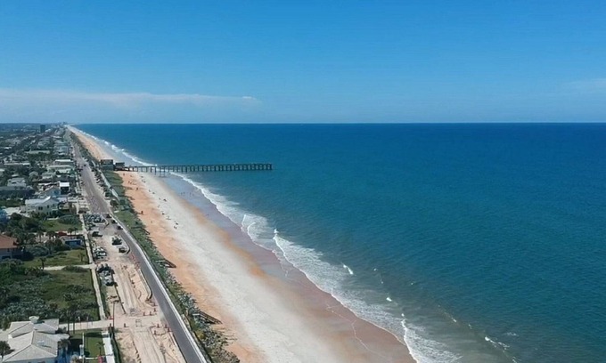 Flagler Beach Hotel | Discover Topaz Motel: Family-Friendly with Pool & Dining