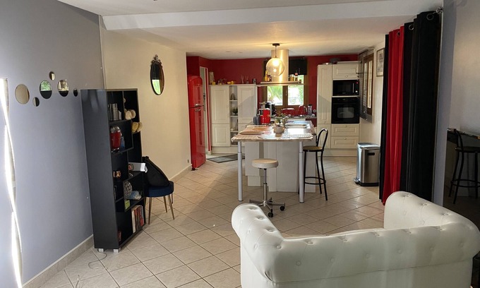 Muret House | Experience Comfort at Topiopoiuo with Private Pool Access