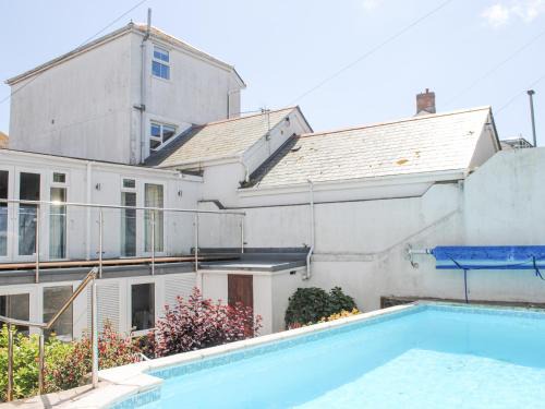Salcombe Apartment | Discover Topside: Pet-Friendly 4-Star Retreat with Pool