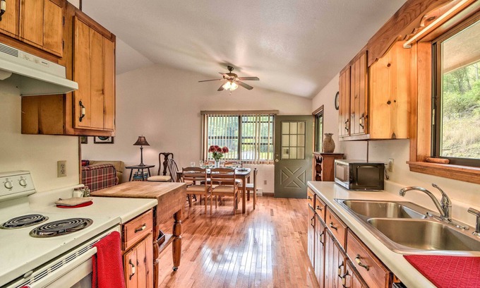 Kyle Cottage | Topton Cottage: Pet-Friendly Retreat Near Nantahala Forest