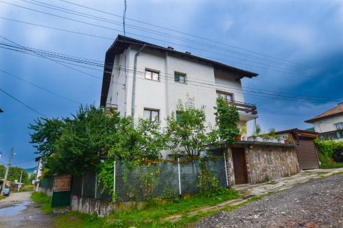 Dobrinishte House | Topuzovi Guest House: Family-Friendly Retreat with High Ratings