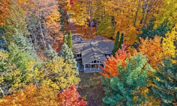 Bellaire House | Welcoming Hotel with Lake Views & Breathtaking Sunsets