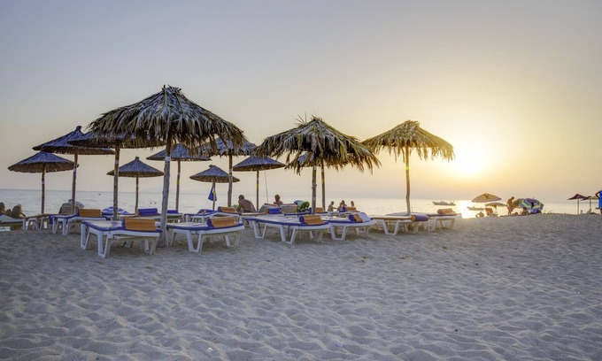 Toroni Hotel | Experience Comfort at Toroni Blue - Family-Friendly Retreat
