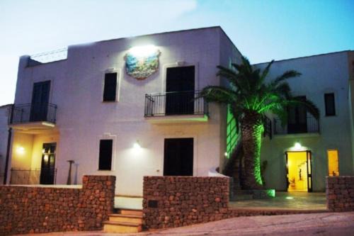 Macari Bed & Breakfast | Discover Torre Salina: Family-Friendly with Kitchen Access