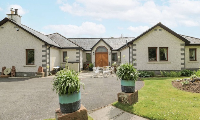 Peebles House | Inviting Torview House: Pet-Friendly Retreat in Peebles