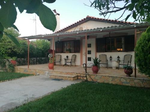 Katakolo House | Family Retreat at Tota's House, Steps from the Beach