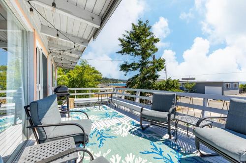 Coupeville House | Beachfront Getaway with Pool and Pet-Friendly Amenities
