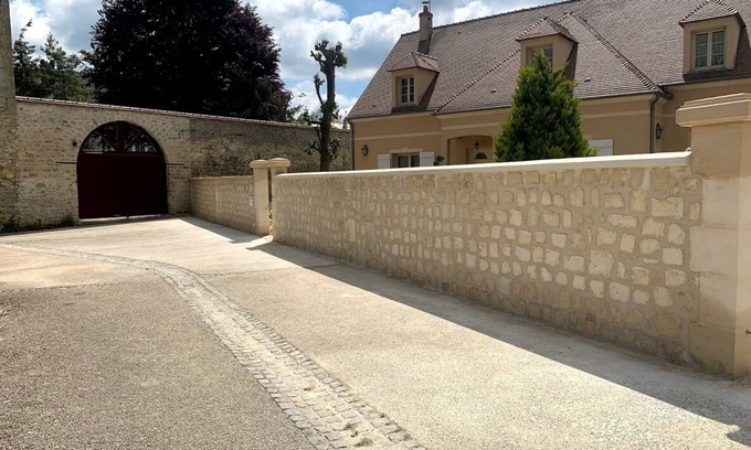 Senlis House | Independent Studio with Kitchen and Breakfast Included