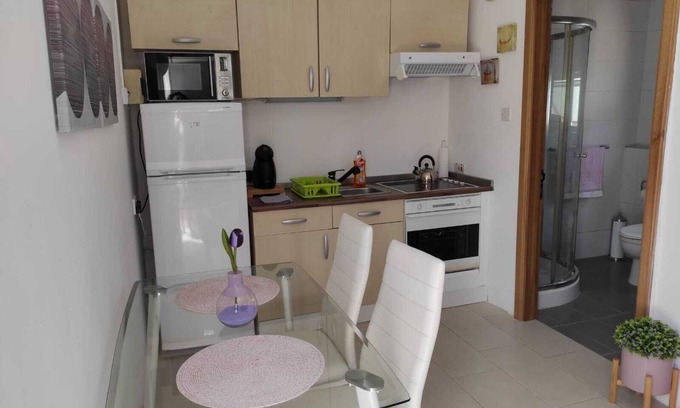 Mosta Apartment | Private Studio Retreat with Jacuzzi and Spa Amenities