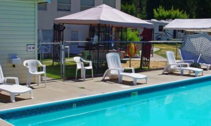 Christina Lake Hotel | Discover Totem Motel & Resort: Family-Friendly Retreat