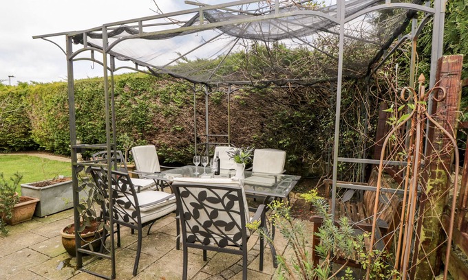 Colerne House | Cozy TOTTS HOUSE: Pet-Friendly Retreat with Open Fire