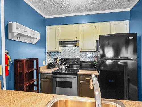 Snowshoe Apartment | TOTW214 Slope Side Condo WiFi Next To Lift Parking