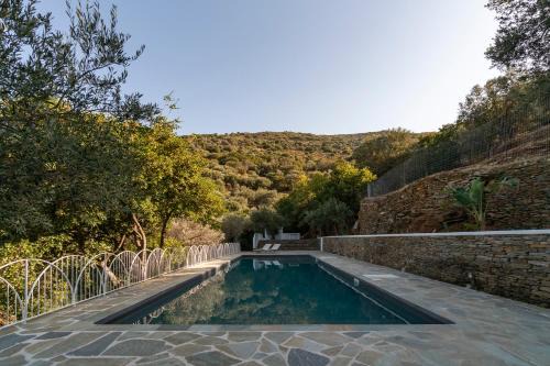 Andros Town Villa | Experience Touchstone House: Oceanfront Pet-Friendly Retreat