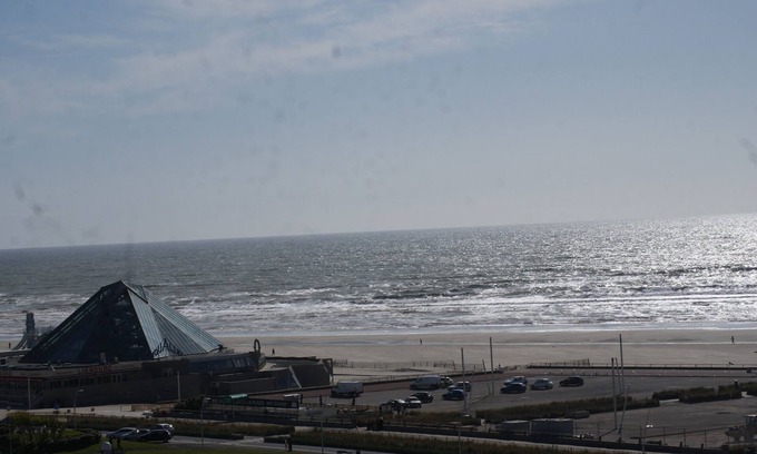 Le Touquet-Paris-Plage Apartment | Oceanfront Retreat: Guest Rated 9.6 with Scenic Terrace