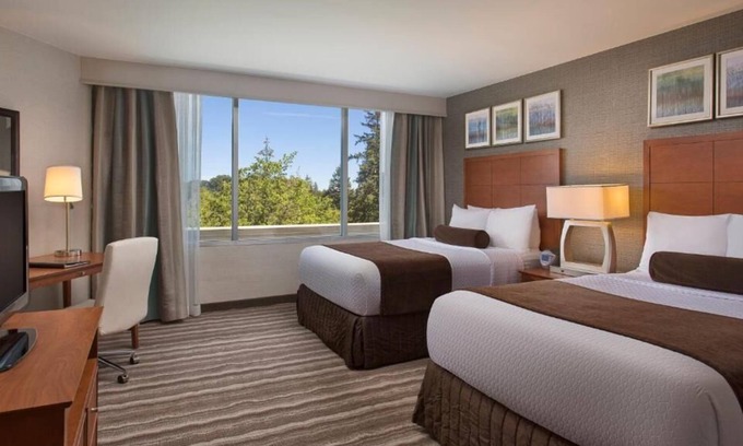 Lake Forest House | Tour Around Oregon! Pool, Parking, Close to Tryon Creek State Natural Area