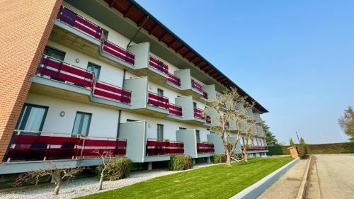 Seniga Hotel | Touring Hotel: Pet-Friendly Stay with Exceptional Amenities