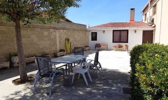 Olite Apartment | Stylish Tourist Apartment El Silo Olite with Pool Access