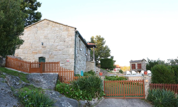 Ponte Caldelas Cottage | Beautiful Tourist Cottage in Pontecaldelas with Garden & BBQ