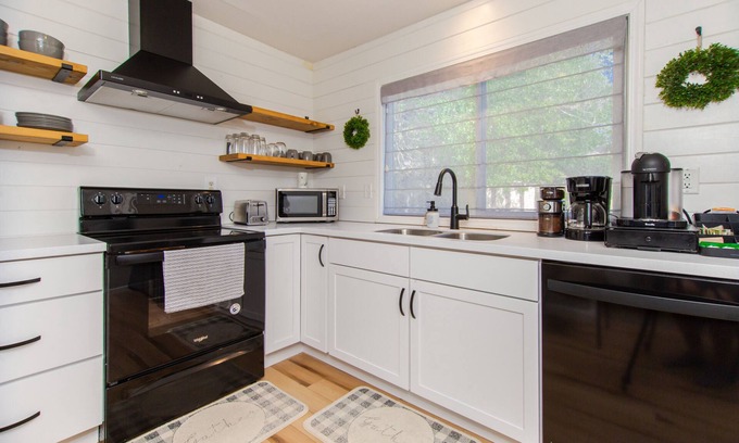 Rapid City House | Guest Rated 10/10: Centrally Located Haven for All