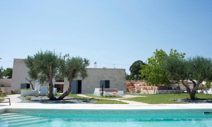 Locorotondo House | Inviting Holiday Home with Pool Near Cisternino