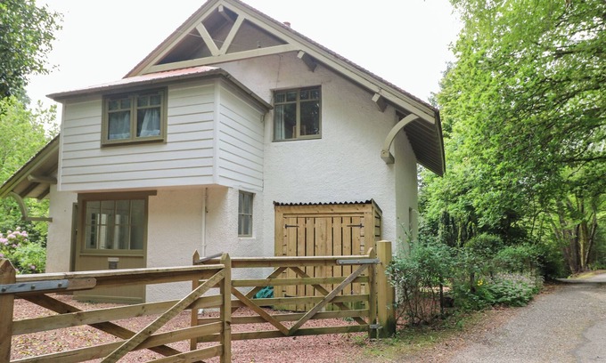 Dalmally Cottage | Pet-Friendly Tower Lodge: Relaxing Holiday Cottage in Lochawe