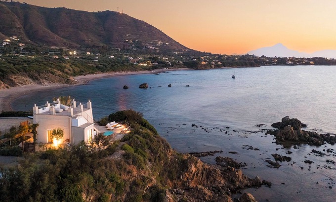 Mazzaforno Apartment | Tower of the 7 friars - Tower in Cefalu with direct access to the beach