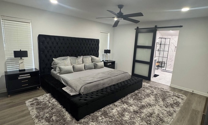 North Arlington Bed & Breakfast | TOWERING OAKS SUITE @ ARLINGTON ENTERTAINMENT DISTRICT