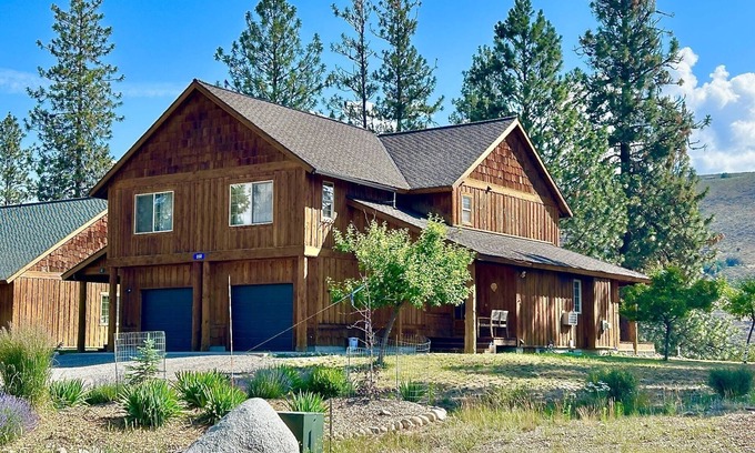 Winthrop Condo | Dog-Friendly Towering Pines: Steps to Ski Trails & Town